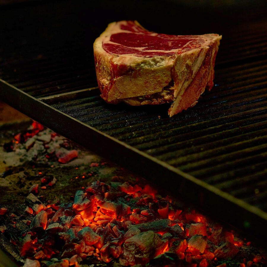 Chuletón de vacuno mayor cortado al momento en Apö, Granada