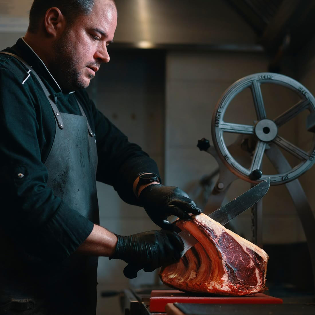 Kiko Villanueva, chef y fundador de Apö, cortando un chuletón madurado para la brasa